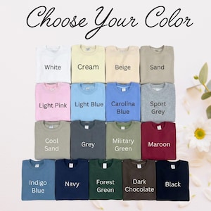 Pu&ograve; includere: Una collezione di quindici felpe girocollo disposte in una griglia, ognuna etichettata con il proprio colore: White, Cream, Beige, Sand, Light Pink, Light Blue, Carolina Blue, Sport Grey, Cool Sand, Grey, Military Green, Maroon, Indigo Blue, Navy, Forest Green, Dark Chocolate e Black. Il testo 'Choose Your Color' si trova in alto.