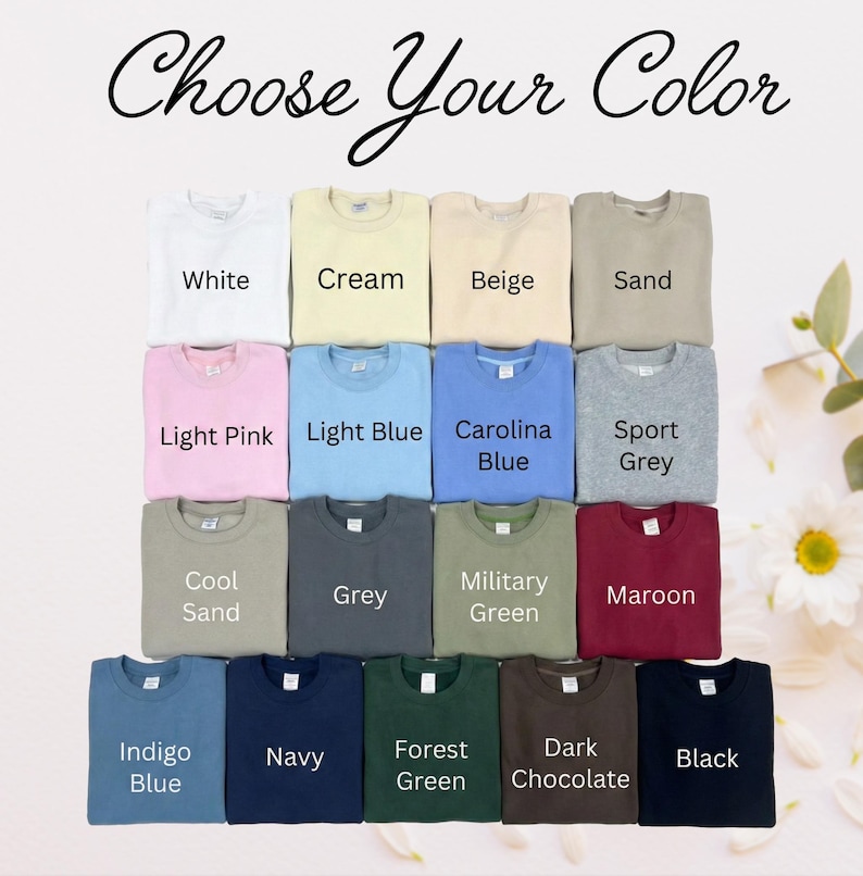 Pu&ograve; includere: Una collezione di quindici felpe girocollo disposte in una griglia, ognuna etichettata con il proprio colore: White, Cream, Beige, Sand, Light Pink, Light Blue, Carolina Blue, Sport Grey, Cool Sand, Grey, Military Green, Maroon, Indigo Blue, Navy, Forest Green, Dark Chocolate e Black. Il testo 'Choose Your Color' si trova in alto.