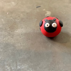 Figura de arcilla en miniatura de la señora Ladybug