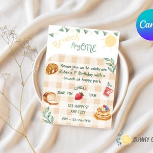Op de afbeelding: Een brunch uitnodiging met de tekst "Brunch Anyone" en details voor Rubens 1e verjaardag. De uitnodiging bevat aquarel illustraties van voedsel zoals een croissant, brood, aardbei en pannenkoeken. Het ontwerp bevat een ruitpatroon.