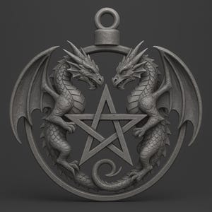 Op de afbeelding: Een gedetailleerde, grijze hanger met twee draken die tegenover elkaar staan en een pentagram flankeren. De draken hebben gedetailleerde vleugels en schubben. De hanger heeft een cirkelvormig frame met een lus aan de bovenkant om op te hangen.