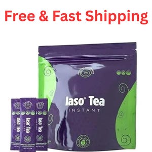 Pu&ograve; includere: Una busta viola e verde di Iaso Tea Instant con tre bustine singole abbinate. La confezione presenta il testo Iaso Tea Instant, un logo circolare e motivi decorativi a spirale sui lati della busta e delle bustine singole.