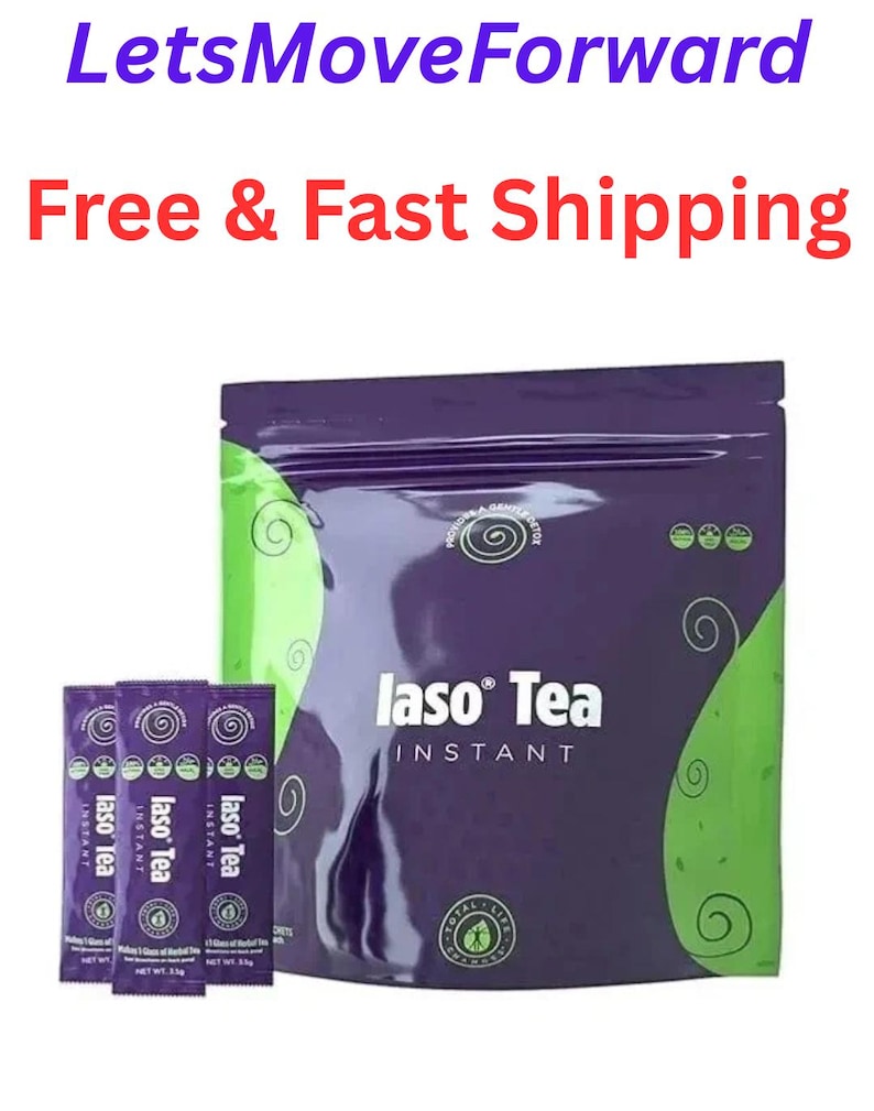 Pu&ograve; includere: Una busta viola e verde di Iaso Tea Instant con tre bustine singole abbinate. La confezione presenta il testo Iaso Tea Instant, un logo circolare e motivi decorativi a spirale sui lati della busta e delle bustine singole.