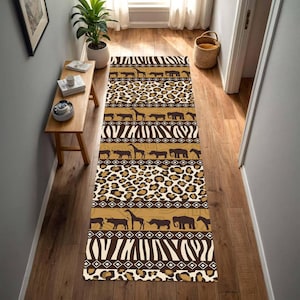 Peut inclure: Un long tapis de couloir rectangulaire présentant un motif répétitif d'imprimés animaliers marron et beige, incluant des taches de léopard et des rayures de zèbre, alternés avec des bandes horizontales de silhouettes noires d'animaux.