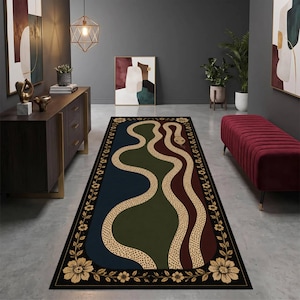 Puede incluir: Una alfombra rectangular con un diseño central de una serpiente beige punteada y sinuosa sobre un fondo azul oscuro, verde bosque y granate. La alfombra está enmarcada por un borde negro decorado con un patrón repetitivo de flores doradas.