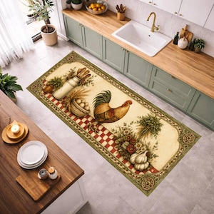 Può includere: Un tappeto da cucina rettangolare con sfondo color crema e bordo a scacchi rossi e bianchi. Il design presenta un gallo centrale, un cesto di uova, una brocca in metallo con cucchiai di legno, bulbi d'aglio e accenti floreali.