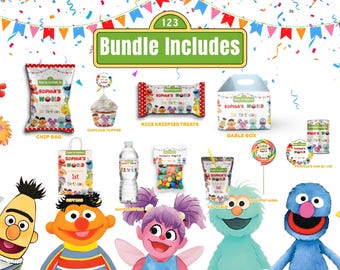 Puede incluir: Un colorido paquete de fiesta de cumpleaños con personajes de Barrio Sésamo. El paquete incluye una bolsa de patatas fritas, un adorno para cupcakes, Rice Krispies, una caja Gable, una bolsa de regalo, una botella de agua, caramelos, una caja de zumo, una piruleta y pegatinas.
