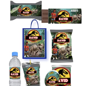 Peut inclure: Ensemble de fournitures de fête sur le thème des dinosaures, comprenant des barres chocolatées, un sac cadeau, une bouteille d'eau, des pochettes de jus et un contenant de Pringles. Chaque article présente un logo de dinosaure, le nom "DAVID" et "6TH BIRTHDAY".