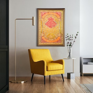 Pu&ograve; includere: Una poltrona gialla con gambe nere si trova in un soggiorno con un'opera d'arte incorniciata che presenta intricati motivi in oro e rosso. &Egrave; anche visibile un piccolo tavolino con un vaso di fiori e una televisione.