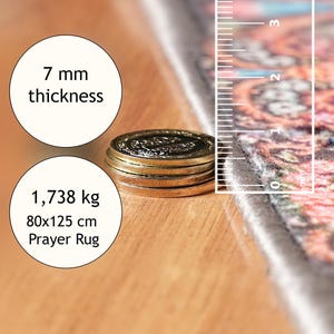 Pu&ograve; includere: Primo piano di un tappeto da preghiera grigio con un motivo colorato. Il tappeto misura 80x125 cm e pesa 1,738 kg. Il tappeto &egrave; spesso 7 mm.