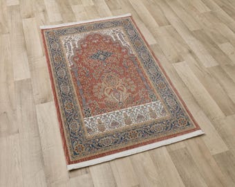Rdzawoczerwony turecki dywanik modlitewny: kwiatowy wzór mihrab