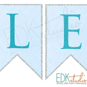Puede incluir: Una pancarta imprimible con las letras "LE" en azul turquesa con un contorno de purpurina plateada sobre un fondo azul claro. La pancarta es perfecta para una fiesta o celebraci&oacute;n.