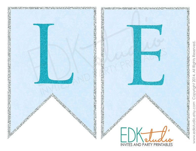 Puede incluir: Una pancarta imprimible con las letras "LE" en azul turquesa con un contorno de purpurina plateada sobre un fondo azul claro. La pancarta es perfecta para una fiesta o celebraci&oacute;n.