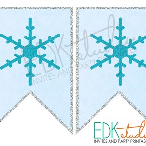 Puede incluir: Dos banderas de pancarta imprimibles de color azul claro con un borde de purpurina plateada. Cada bandera presenta un copo de nieve turquesa con textura de purpurina.