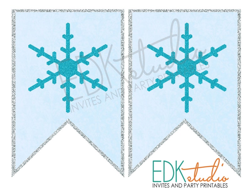 Puede incluir: Dos banderas de pancarta imprimibles de color azul claro con un borde de purpurina plateada. Cada bandera presenta un copo de nieve turquesa con textura de purpurina.