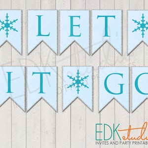 Puede incluir: Una pancarta imprimible azul y blanca con las palabras "Let It Go" y dise&ntilde;os de copos de nieve. La pancarta es perfecta para una fiesta con tem&aacute;tica de Frozen.