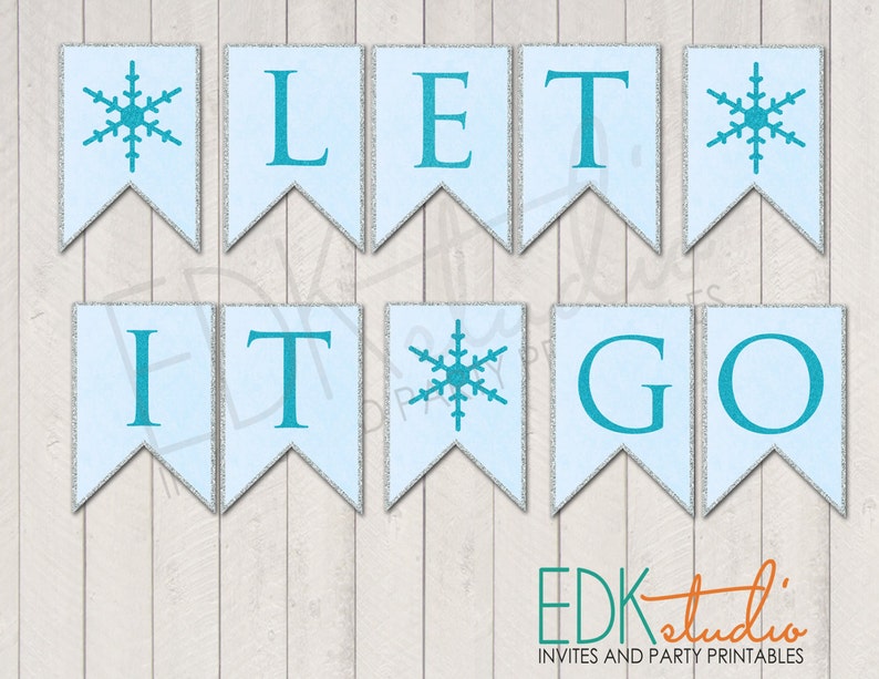 Puede incluir: Una pancarta imprimible azul y blanca con las palabras "Let It Go" y dise&ntilde;os de copos de nieve. La pancarta es perfecta para una fiesta con tem&aacute;tica de Frozen.