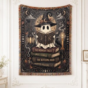 Couverture tissée sorcière fantôme lisant, jeté d'Halloween gothique pour amoureux des livres, décoration de bibliothèque dark cadence, cadeau d'automne effrayant pour les lecteurs et les sorcières