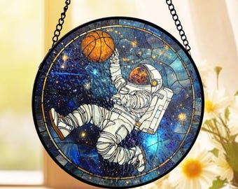 Acchiappasole in vetro colorato con astronauta, design a forma di pallone da basket spaziale, decorazione in vetro colorato, spazio divertente per bambini, da appendere alle finestre, regalo per gli innamorati