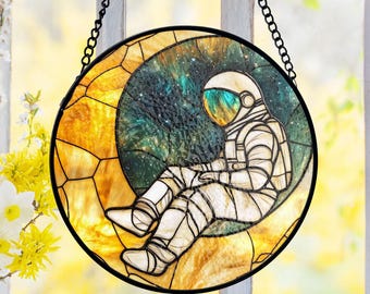 Acchiappasole in vetro colorato a forma di astronauta, decorazione per finestre con luna cosmica e galassia, tema esplorazione spaziale, pannello in vetro artistico, regalo per gli amanti dello spazio