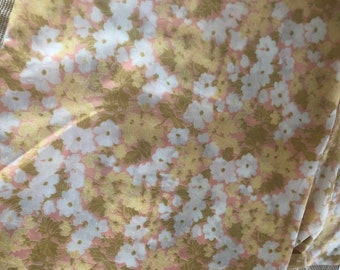 Tejido floral amarillo apagado vintage de la década de 1970