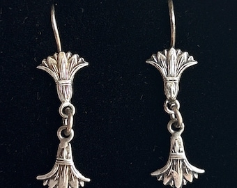 Pendientes colgantes dobles de plata egipcia vintage con detalle de flor de loto.