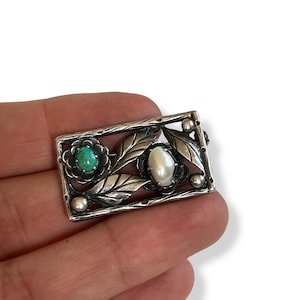 Spilla in stile Arts and Crafts, da antica a vintage, con fiori e foglie e incastonata con pietre semipreziose