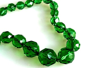 Vintage Art Deco faceted green glass beaded necklace - hand knotted