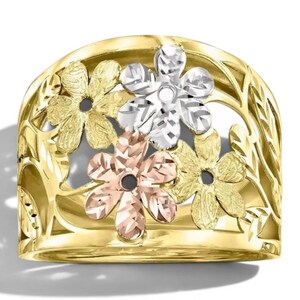 Op de afbeelding: Een goudkleurige ring met een bloemmotief. De ring heeft drie bloemen in goud, zilver en roségoud. Het open ontwerp bevat bladeren, wat een door de natuur geïnspireerde esthetiek creëert.