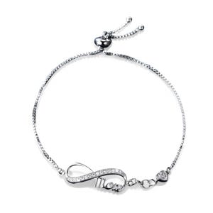 Op de afbeelding: Zilverkleurige armband met een oneindigheidssymbool bezet met kleine, heldere stenen en het woord 'Mom' in sierlijke letters. De armband heeft een verstelbare ketting met een schuifsluiting. Een mooi cadeau.