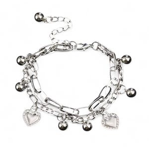 Könnte beinhalten: Ein silberfarbenes Armband mit mehreren Ketten und Anhängern. Das Armband hat zwei herzförmige Anhänger mit klaren Steinen und kleine, runde Charms. Es hat eine verstellbare Kette zur Größenanpassung.