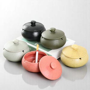 Handmade Vintage Ceramic Ashtray with Lid – Chinese Retro Pottery Ashtray for Home Office Decor | Unique Gift for Smokers | Fly-Proof Design
