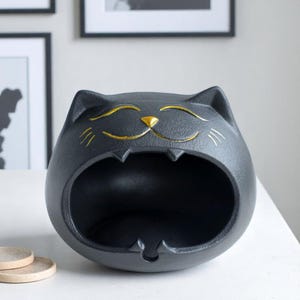 Leuke cartoon kat keramische asbak met deksel – grappig handgemaakt aardewerk dienblad, antivliegontwerp, creatief cadeau voor rokers, kattenliefhebbers en decorfans