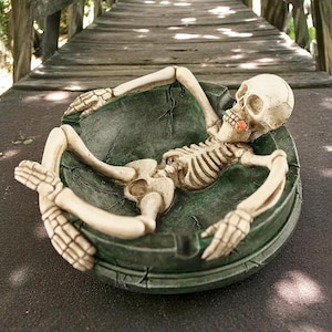 Skull Ashtray: Gothic Resin Decor for Smokers