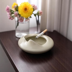 Modern Ceramic Ashtray: Anti-Fly Ash, Stylish Desk Decor (13x6 cm)