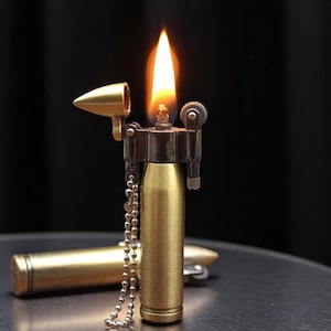 Encendedor de queroseno retro tipo bala: colgante metálico recargable, llama abierta vintage, accesorio portátil para fumar, regalo para coleccionistas y fumadores.