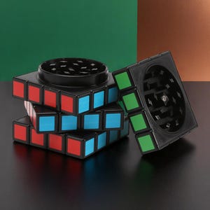 Molinillo de hierbas con forma de cubo de Rubik de 58 mm, de aleación de zinc, de metal de cuatro capas, para especias, contenedor de almacenamiento portátil, ideal para accesorios culinarios y de fumar.