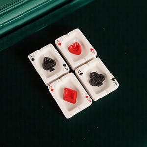 Posacenere minimalista in ceramica con carte da gioco Ace Poker – Design accattivante con carte da gioco nere e rosse, perfetto per gli amanti del poker e come regalo creativo.