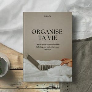 Può includere: Una copertina di libro beige con il titolo "ORGANISE TA VIE" in testo nero. Il sottotitolo è "La méthode Américaine Lille Admin pour tout gérer sans r'épuiser". La copertina presenta una foto di un laptop su un letto bianco.