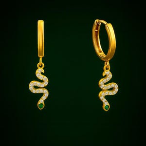 Minimalist 18K Gold Plated Emerald Snake Huggie Hoop Earrings – High Quality Serpent Charm
