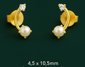 Könnte beinhalten: Ein Paar goldfarbene Ohrringe mit geschwungenem Design. Jeder Ohrring hat eine weiße Perle an der Basis und einen kleinen, klaren Edelstein an der Spitze. Die Ohrringe messen 4,5 x 10,5 mm.