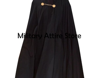 Puede incluir: Una capa negra con cuello alto y un cierre de cadena de metal dorado en el escote. La prenda tiene una silueta amplia y fluida, y se muestra con el texto Military Attire Store superpuesto en el centro de la tela.