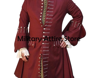Puede incluir: Un abrigo de manga larga en color rojo oscuro con cuello alto, numerosos botones plateados y costuras decorativas horizontales a lo largo de la abertura frontal, los puños y los bolsillos. El texto Military Attire Store es visible en el centro.