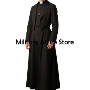 Puede incluir: Una sotana negra que presenta una falda larga hasta el suelo y una chaqueta entallada de manga larga. La prenda incluye un cuello clerical blanco y un colgante de cruz en tono dorado sobre una cadena. El texto Military Attire Store es visible.