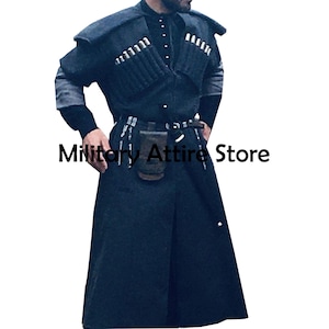 Könnte beinhalten: Ein dunkelmarineblauer traditioneller Mantel mit dekorativen Taschen und einem Gürtel. Der Mantel hat einen langen Rock und ist vorne zugeknöpft. Der Text "Military Attire Store" ist auf dem Bild sichtbar.
