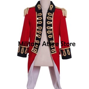 Op de afbeelding: Een rode jas in militaire stijl met gouden biezen, zwarte accenten en gouden epauletten. De jas heeft een dubbelborstig ontwerp met decoratieve knopen en de tekst "Military Attire Store".
