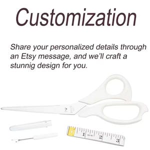 Puede incluir: Tijeras blancas con hojas de acero inoxidable, un descosedor con tapa transparente y una cinta m&eacute;trica blanca que muestra 7,6 cm. El texto dice: Customization. Share your personalized details through an Etsy message, and we'll craft a stunnig design for you.