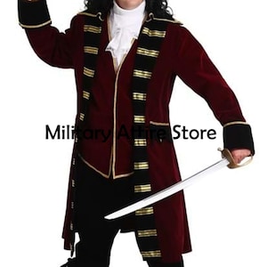 Puede incluir: Disfraz de pirata burdeos con ribetes dorados y detalles en negro. El disfraz incluye un abrigo largo, pantalones negros y una camisa blanca con volantes. La imagen también muestra una espada y el texto "Military Attire Store".