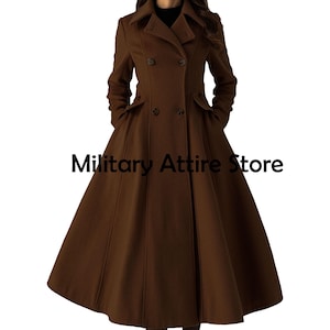Könnte beinhalten: Ein langer, brauner, zweireihiger Mantel mit ausgestelltem Rock. Der Mantel hat einen Reverskragen, zwei Knopfreihen und Taschen. Der Text "Military Attire Store" ist unten auf dem Mantel aufgedruckt.