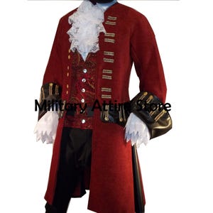 以下が含まれることがあります： バーガンディレッドの歴史的衣装。長いコート、ベスト、黒いズボンが含まれています。コートは金色のトリムとボタン、白いフリルカフスが特徴です。ベストはペイズリー柄です。歴史的再現やテーマのあるイベントに適しています。